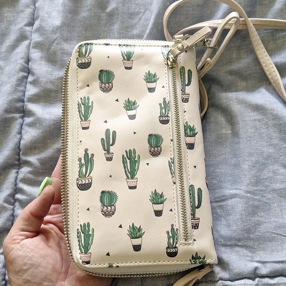 Crossbosy Purse - Picture 3 of 3